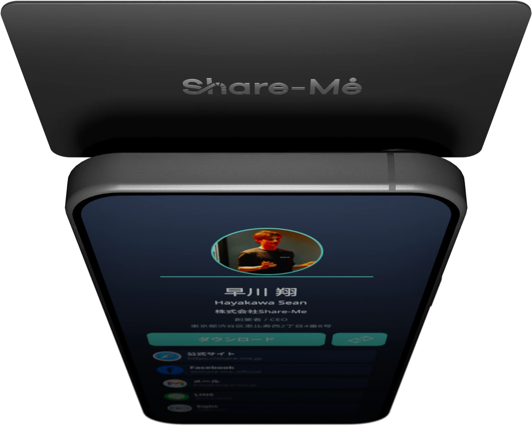 スマホの下に置かれた黒いスマート名刺 Share Card Premium